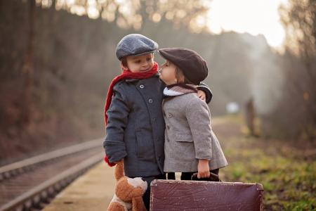 孩子，男孩，女孩，外套，帽，路，铁路，手提箱