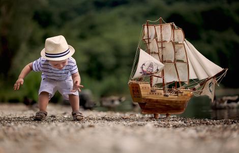 孩子，男孩，短裤，t恤，帽子，游戏，玩具，船，小河，沙子