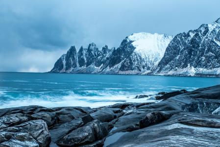 挪威北部，雪山，寒冷的海水，岩石