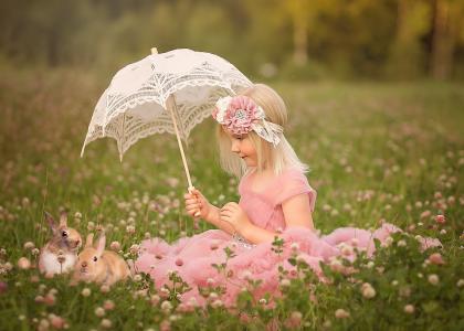 Piia Ylisalmi，小孩，女孩，着装，服装，自然，夏天，草地，草，花，兔子，动物，伞