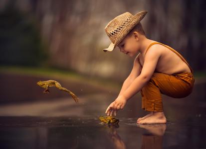 杰克·奥尔森，孩子，男孩，帽子，裤子，自然，水，青蛙，游戏
