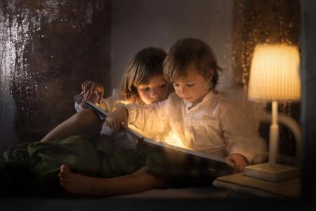 iwona podlasinska，孩子，男孩，女孩，晚上，书，阅读，灯，散景