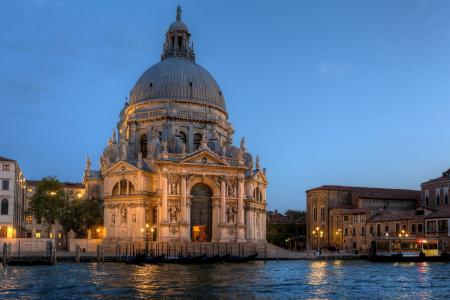 威尼斯，城市，意大利，意大利，圣玛丽亚德拉礼炮大教堂，圣玛丽亚德拉礼炮，大教堂，大运河，大运河，晚上，海，长平底船，灯