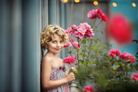 埃米莉苏皮奥，小孩，女孩，微笑，卷发，服饰，自然，夏天，灌木，鲜花，玫瑰