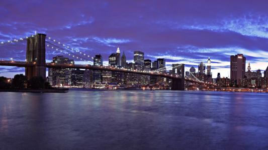桥，夜晚城市的灯光，水