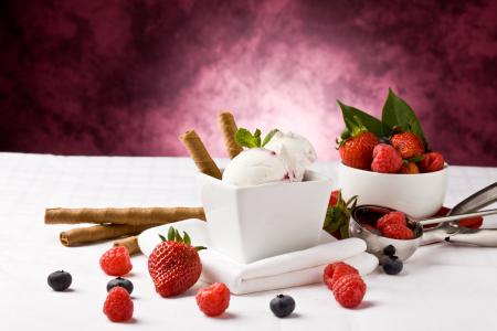 草莓，蓝莓，冰淇淋，覆盆子，浆果，吸管