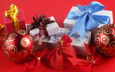 新年，节日，新年，礼品，包装，弓，红色，蓝色，棕色，珍珠，蛇纹石，圣诞球，金色，图案，红色背景
