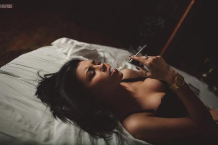 马夫林，照片的女孩，床，时钟，黄金，香烟，烟雾，乐趣