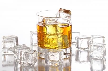 玻璃，白色背景，滴眼液，冰，立方体，威士忌酒