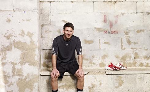 足球运动员，lionel梅西，天才，lionel梅西，坐，看，微笑，巴塞罗那，阿根廷，t恤，短裤，靴子，背景，墙