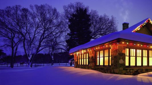 房子和舒适，冬天，美丽，晚上，雪