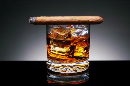 背景，玻璃。多维数据集，冰，酒精，饮料，雪茄，烟草