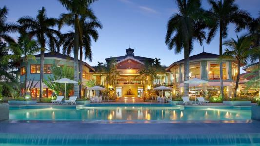 酒店，晚上，建筑，灯光，照明，游泳池，棕榈树，遮阳伞，舒适，美丽