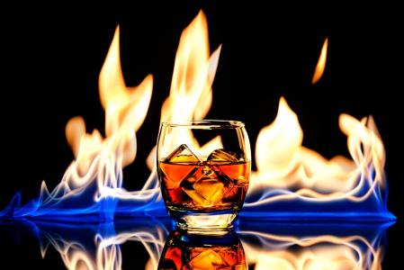 玻璃，火，黑暗的背景，威士忌，冰