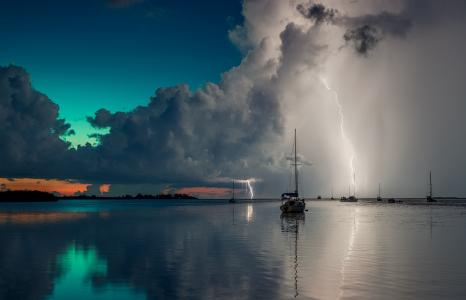 蓝色，小船，云，闪电，海洋，雨，红色，反射，天空，暴风，夏天，日落，水，Alexandr Popovski