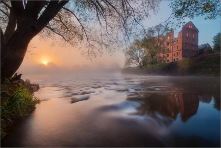 河，岸，老房子，早晨，雾，反射，通过Elena Petrova