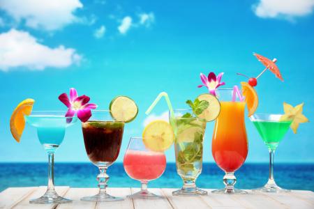 夏天，沙滩，海，天空，板，眼镜，饮料，鸡尾酒，水果