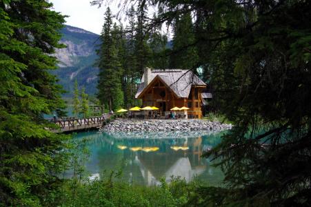 家和舒适，游客，大自然，湖，山，森林，美丽