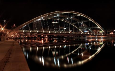 夜晚的桥梁，优美的弯曲，轻盈