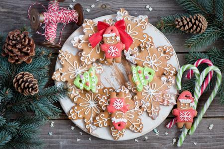新年，圣诞节，食物，饼干，小雕像，雪花，小人物，糕点，姜饼，甜点，甜点，盘子，棒棒糖，糖果，分行，枞树，云杉，视锥细胞，冬天，假日，安娜Verdina