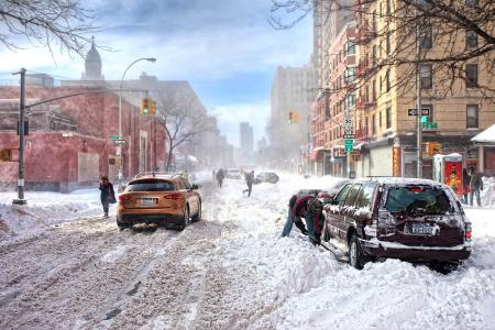 城市，恶劣的天气，汽车，街道，美国，商店，雪，雪堆