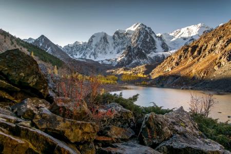 阿尔泰，秋，早，上沙文斯基湖，北楚雅山脉的山峰