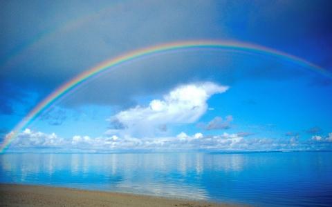 彩虹，晴朗的天空，蓬松的云彩