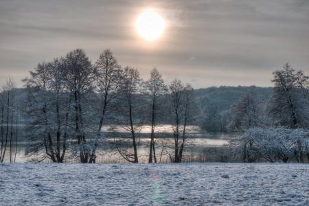 冬天，雪，树，太阳，美女，河，天空