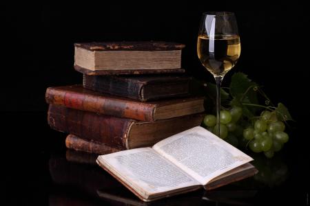 书，桌子，酒