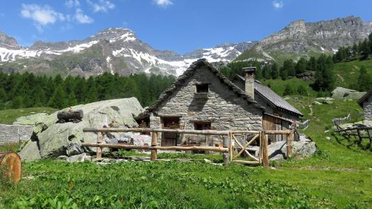 石头房子，阿尔卑斯山，意大利
