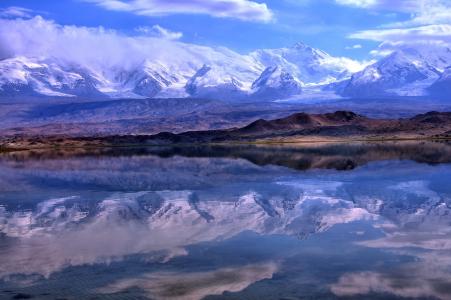 帕米尔，新疆卡拉库尔湖的倒影