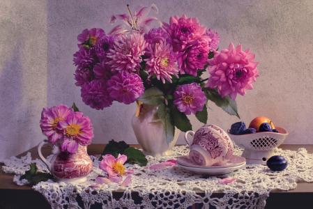 Valentina Kolova，静物，餐巾，花瓶，鲜花，大丽花，百合，杯子，花瓶，水果，李子