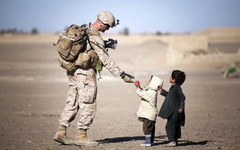 士兵，阿富汗，小孩