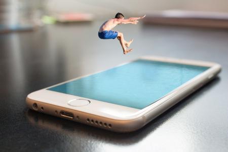 智能手机，水，游泳池，跳转，photomanipulation