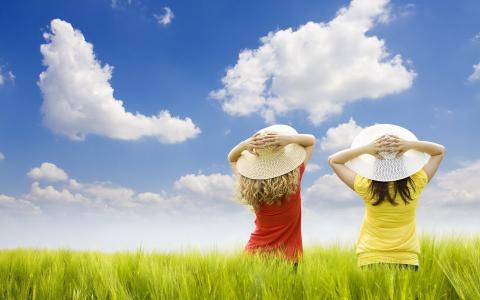 天空，草，场，两个女孩，享受大自然