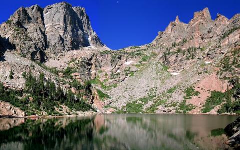 镜湖，灰色的石头，山峰