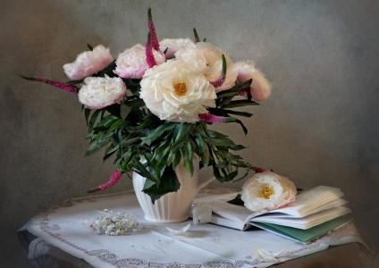 玛丽娜Orlova，餐桌，餐巾，水罐，鲜花，牡丹，书