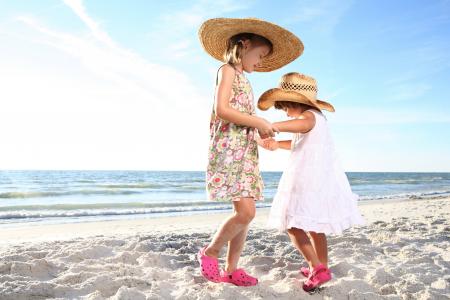 儿童，女孩，连衣裙，帽子，沙滩，沙滩，海水，舞蹈