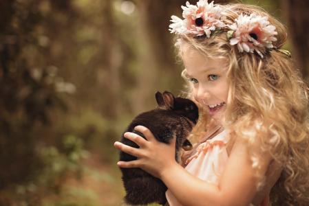 欢乐，卷发，微笑，兔，自然，花圈，动物，孩子，鲜花，女孩