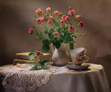 桌子，桌布，餐巾，水罐，鲜花，玫瑰，书籍，杯子
