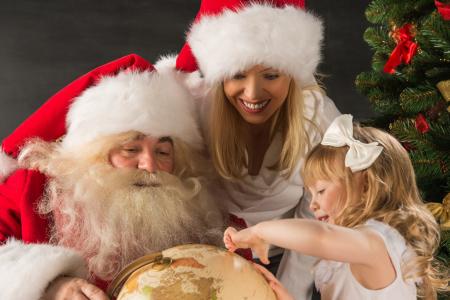 圣诞节，新年，假期，圣诞老人，女孩，女孩，帽子，全球，树，微笑