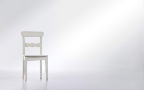 白色的椅子桌面壁纸