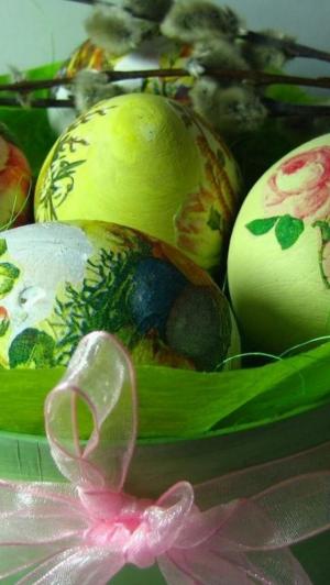 绿色彩绘复活节彩蛋与丝带iPhone 5壁纸