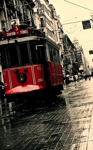 Beyoglu伊斯坦布尔Istiklal红色电车iPhone 6加高清壁纸
