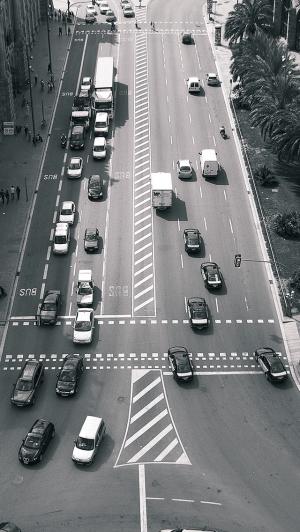 巴塞罗那繁忙的交通十字路口鸟眼视图iPhone 5壁纸