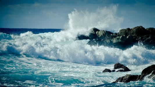 海浪在洛基海岸高清壁纸崩溃