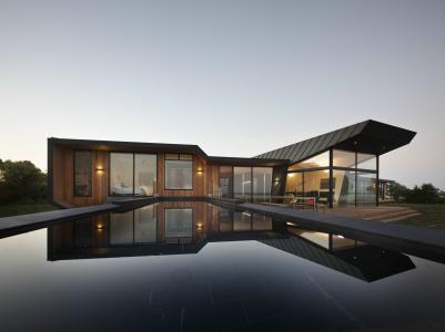 现代房子与游泳池壁纸