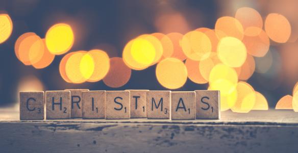 字母，拼字游戏，圣诞节，散景，浆果，表，雪，白，装饰，信件，灯，季节性，节日，质地，圣诞节