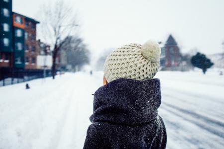 人，孤独，雪，冬天，外面，路，街，建筑物，树