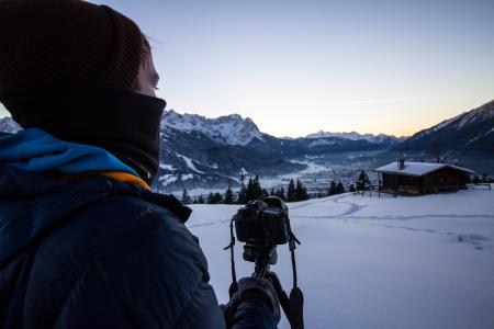 人，摄影师，相机，摄影，户外，旅游，雪，冬天，冰山，房子，山，观点，风景